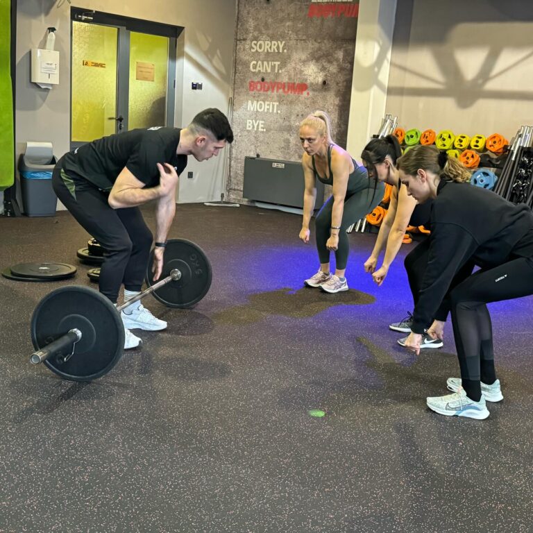 Bruno vodi trening mrtvog dizanja u maloj grupi